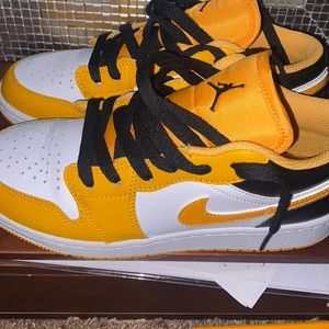 Jordan low top 1’s black and yellow